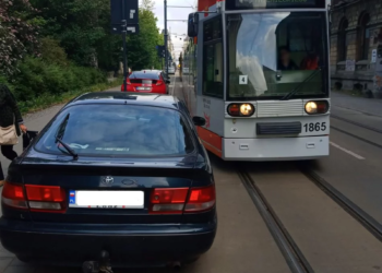 Auto na torach, tramwaje stoją - prawdziwa łódzka plaga