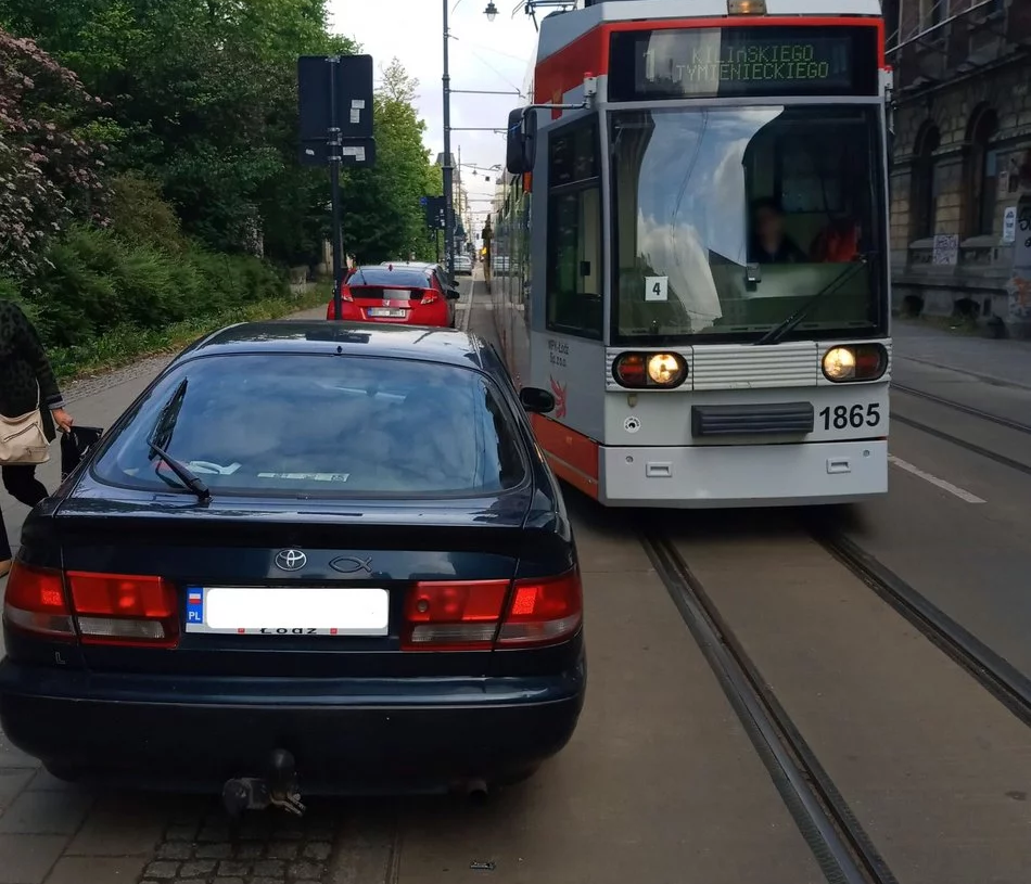 Auto na torach, tramwaje stoją - prawdziwa łódzka plaga
