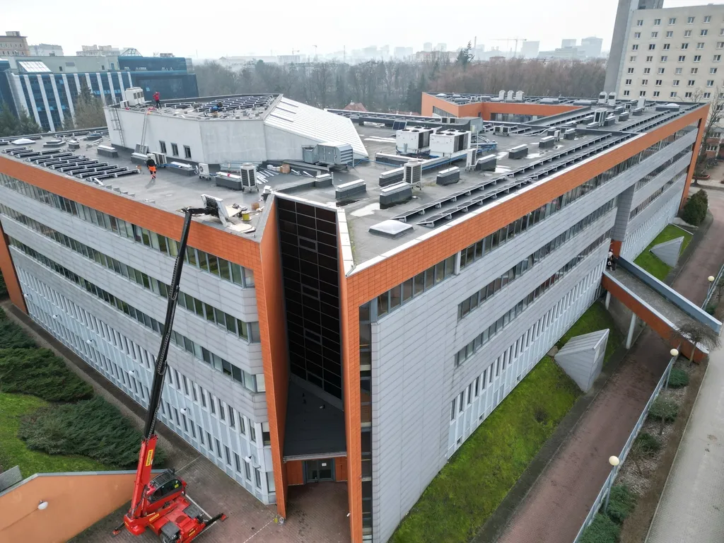Uniwersytet Łódzki korzysta z odnawialnych źródeł energii. Prawie 8 mln zł na wykonanie instalacji fotowoltaicznych