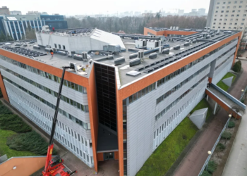 Uniwersytet Łódzki korzysta z odnawialnych źródeł energii. Prawie 8 mln zł na wykonanie instalacji fotowoltaicznych