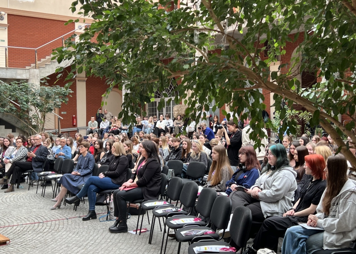 Uczennice XIII Liceum Ogólnokształcącego w Łodzi postanowiły zwiększyć świadomość swoich rówieśników na temat nowotworów piersi
