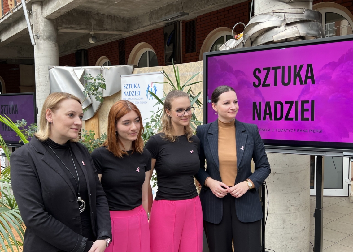 Uczennice XIII Liceum Ogólnokształcącego w Łodzi postanowiły zwiększyć świadomość swoich rówieśników na temat nowotworów piersi