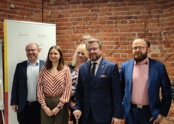 Młode talenty uciekają z Łódzkiego. Piotr Adamczyk o pomyśle, jak ich zatrzymać