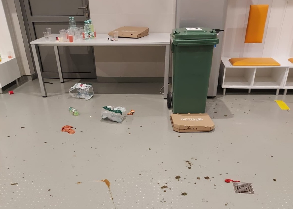 Raków Częstochowa zostawił bałagan w szatni po meczu z ŁKS-em. „Takie zachowanie mistrzom Polski nie przystoi”