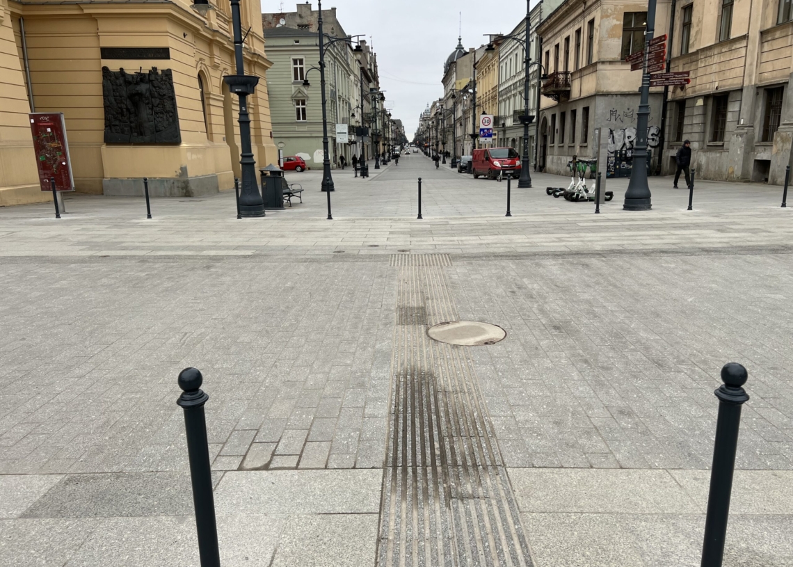 Ścieżka dla niewidomych na placu Wolności w Łodzi