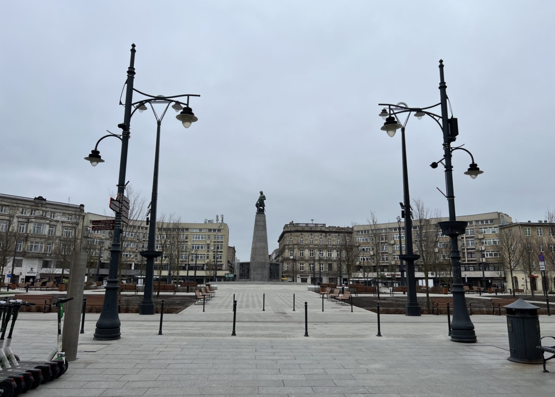 Ścieżka dla niewidomych na placu Wolności w Łodzi