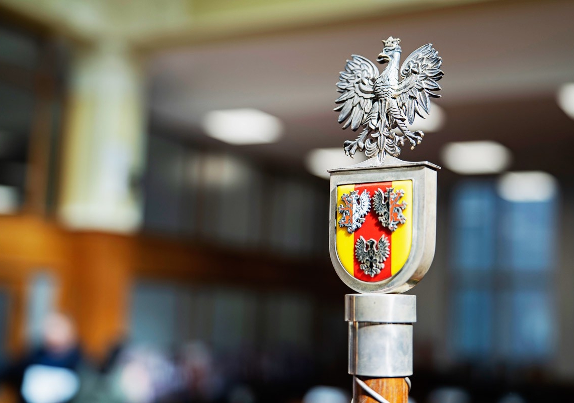 Sejmik Województwa Łódzkiego obradował na 67. sesji. Zatwierdził wsparcie dla sołtysów, małej architektury i programów zdrowotnych 1 Radni uchwalili przyszłoroczny budżet województwa łódzkiego. A w nim 2.5 miliarda złotych dochodów i ponad 300 milionów złotych deficytu