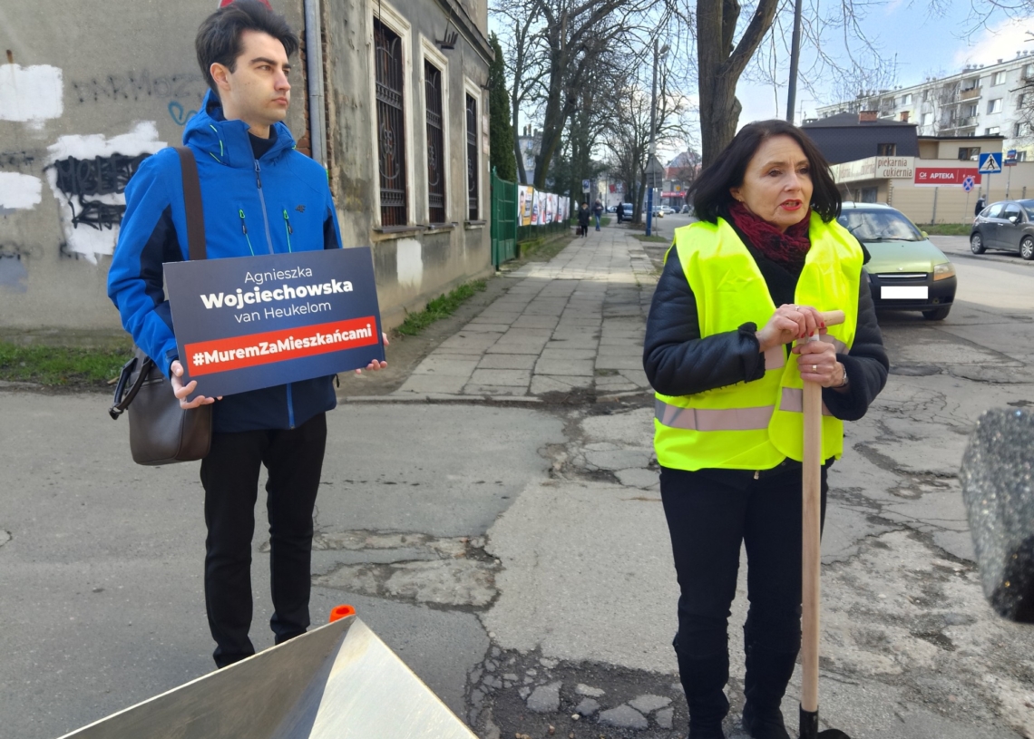 Agnieszka Wojciechowska van Heukelom urządziła happening przy ul. Leczniczej. Kandydatka PiS zasypywała dziury w drodze 1 Agnieszka Wojciechowska van Heukelom urządziła happening przy ul. Leczniczej