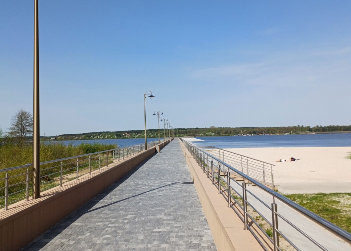 Promenada na plaży w Smardzewicach