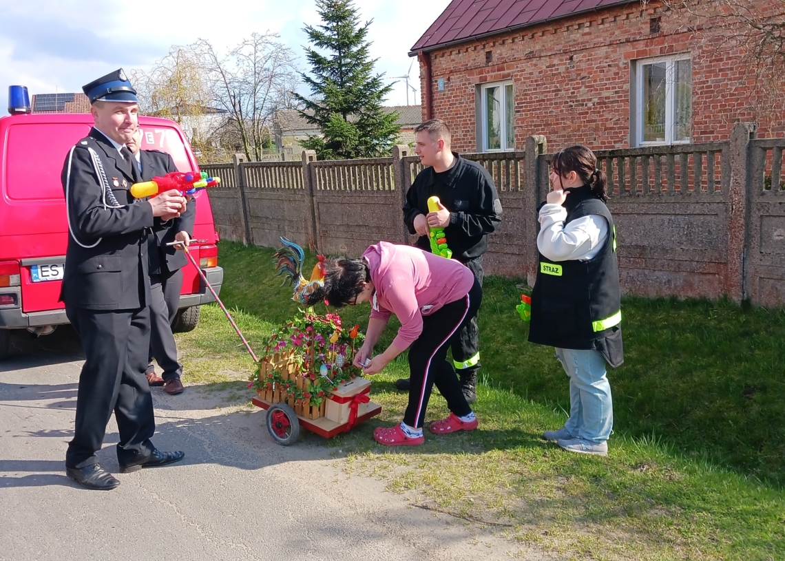 Chodzenie z kogutkiem w Kłocku pod Sieradzem