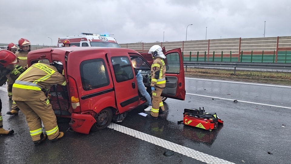 Wypadek na A2 w kierunku Poznania. Ranne 2 osoby