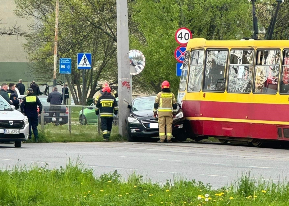 Wypadek na ul. Dąbrowskiego. Tramwaj linii 2 zderzył się z osobówką 1 Wypadek na ul. Dąbrowskiego