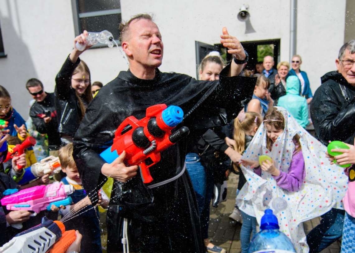 Wielka bitwa wodna w parafii Matki Bożej Anielskiej w Łodzi