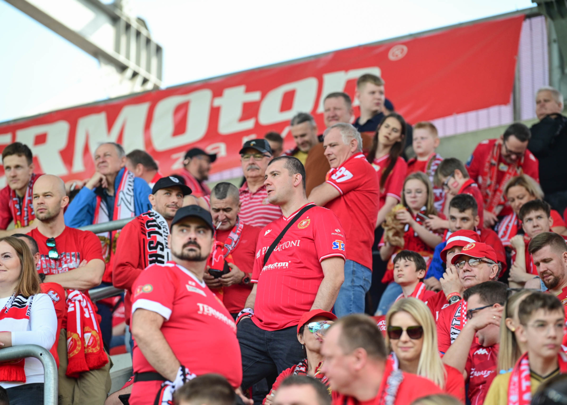 Doping kibiców Widzewa Łódź w meczu z Piastem Gliwice