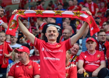 Doping kibiców Widzewa Łódź w meczu z Piastem Gliwice