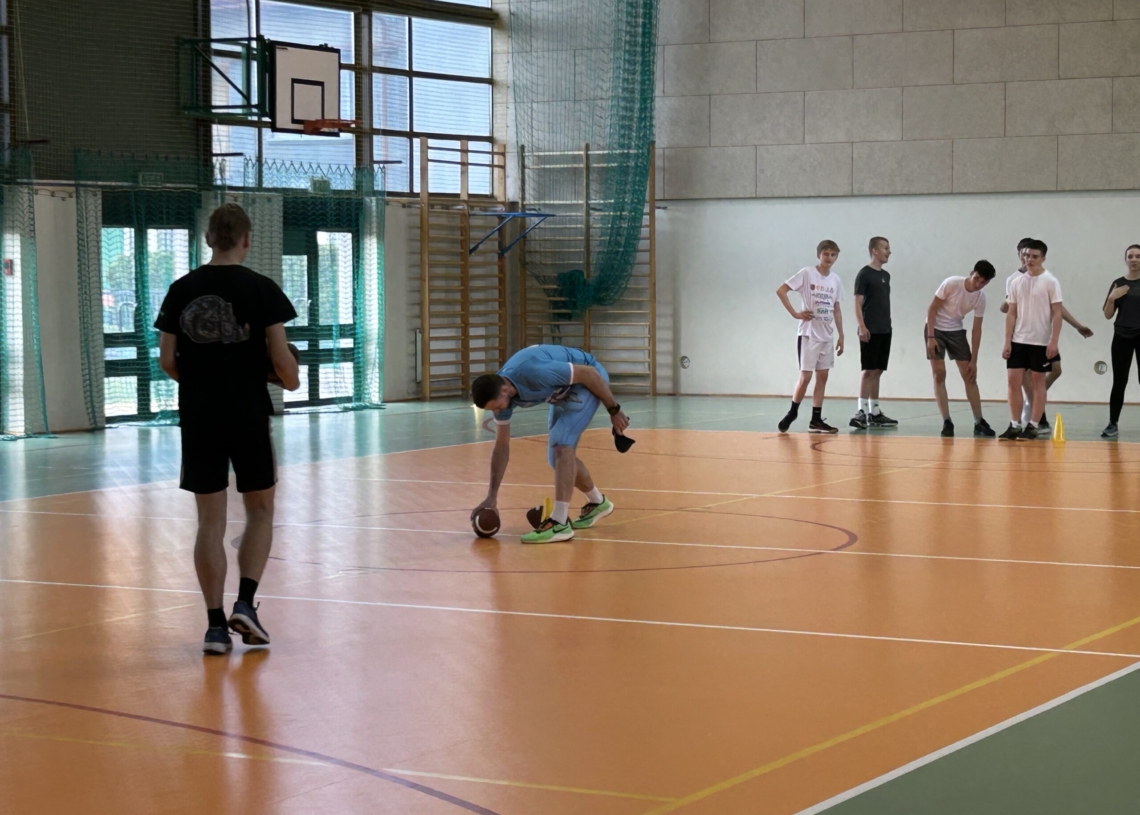 Trening futbolu amerykańskiego sposobem na naukę języka angielskiego. Przekonywali o tym licealistów zawodnicy Sieradz Warriors