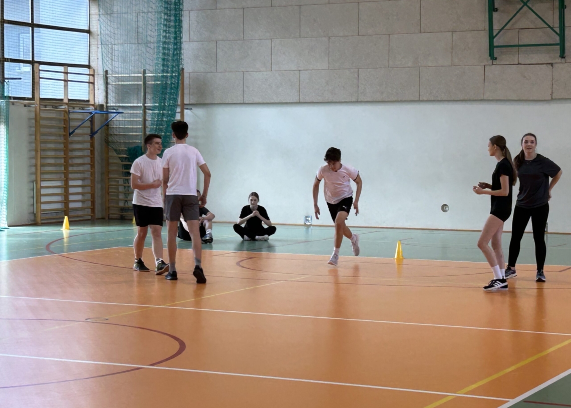 Trening futbolu amerykańskiego sposobem na naukę języka angielskiego. Przekonywali o tym licealistów zawodnicy Sieradz Warriors