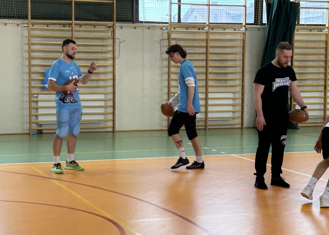Trening futbolu amerykańskiego sposobem na naukę języka angielskiego. Przekonywali o tym licealistów zawodnicy Sieradz Warriors