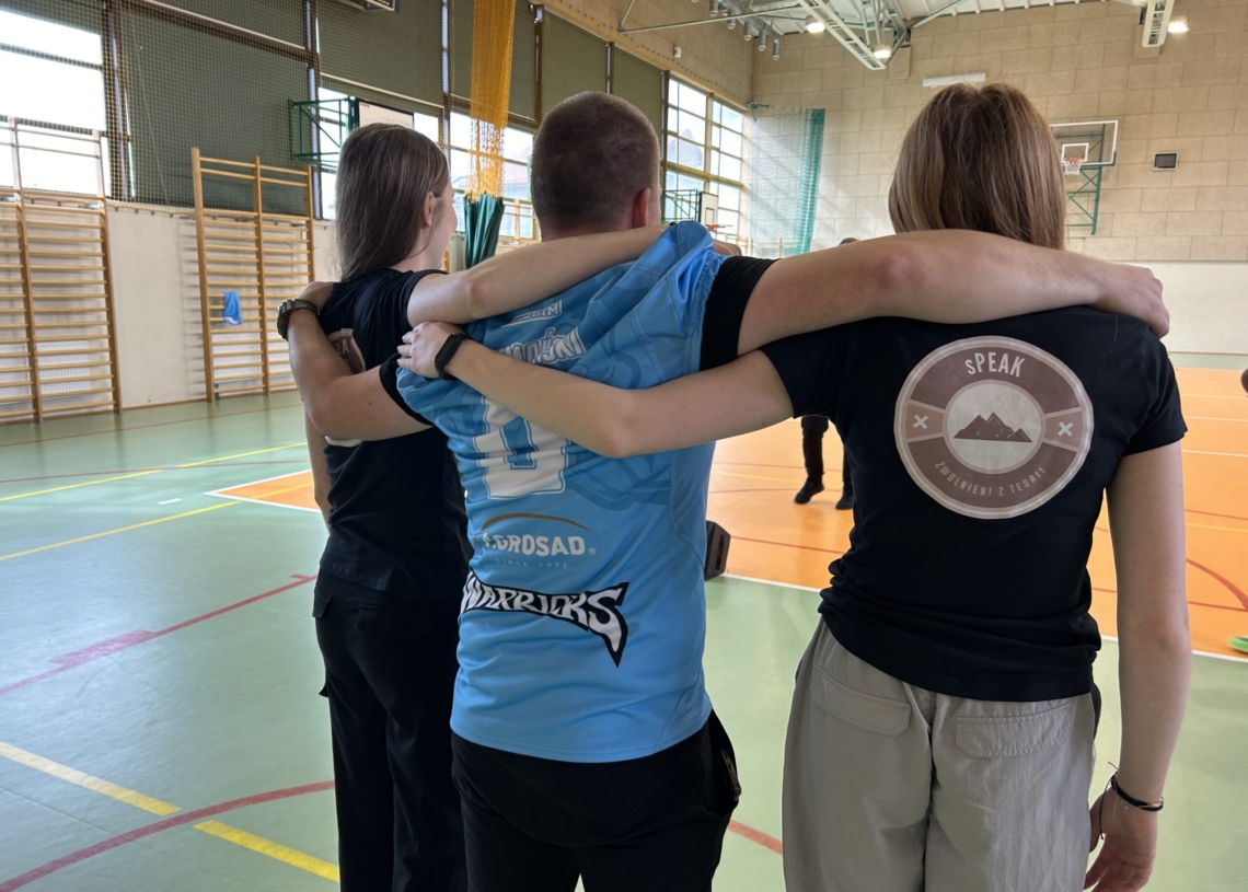 Trening futbolu amerykańskiego sposobem na naukę języka angielskiego. Przekonywali o tym licealistów zawodnicy Sieradz Warriors