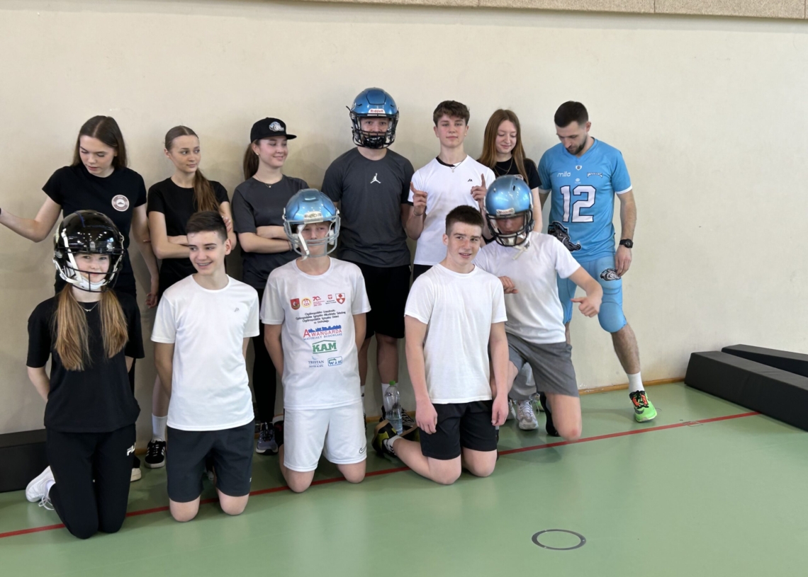 Trening futbolu amerykańskiego sposobem na naukę języka angielskiego. Przekonywali o tym licealistów zawodnicy Sieradz Warriors