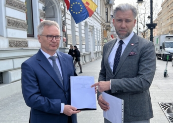 Rezygnacji Agnieszki Wojciechowskiej van Heukelom z kandydatury na prezydenta Łodzi domagają się Jarosław Berger i Bartosz Domaszewicz 1 Kandydaci Bartosz Domaszewicz i Jarosław Berger domagają się rezygnacji Agnieszki Wojciechowskiej van Heukelom z kandydatury na prezydenta Łodzi