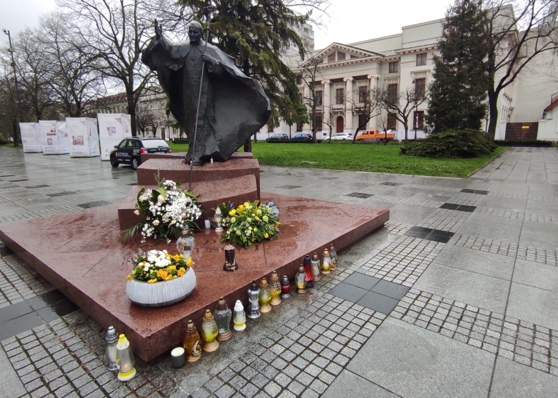 19. rocznica śmierci Jana Pawła II. Władze Łodzi złożyły kwiaty przy pomniku papieża