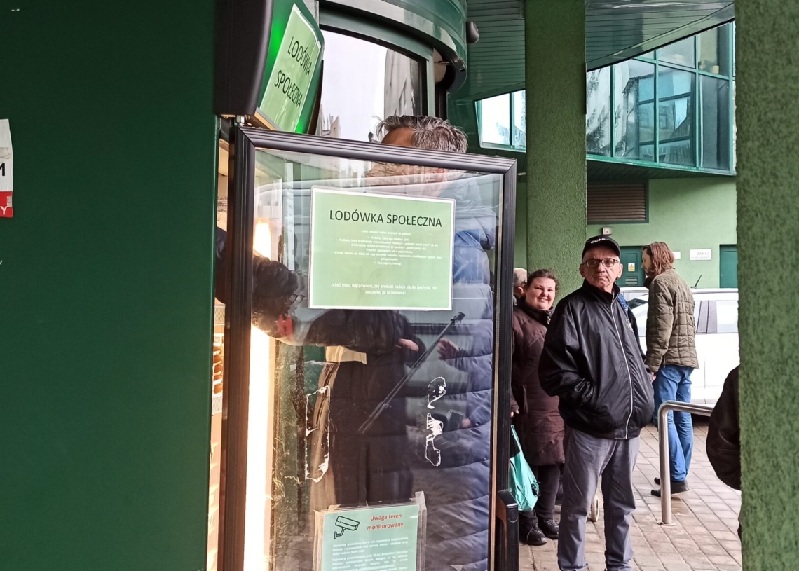 Lodówki społeczne w Łodzi. Nie marnuj żywności, przekaż potrzebującym
