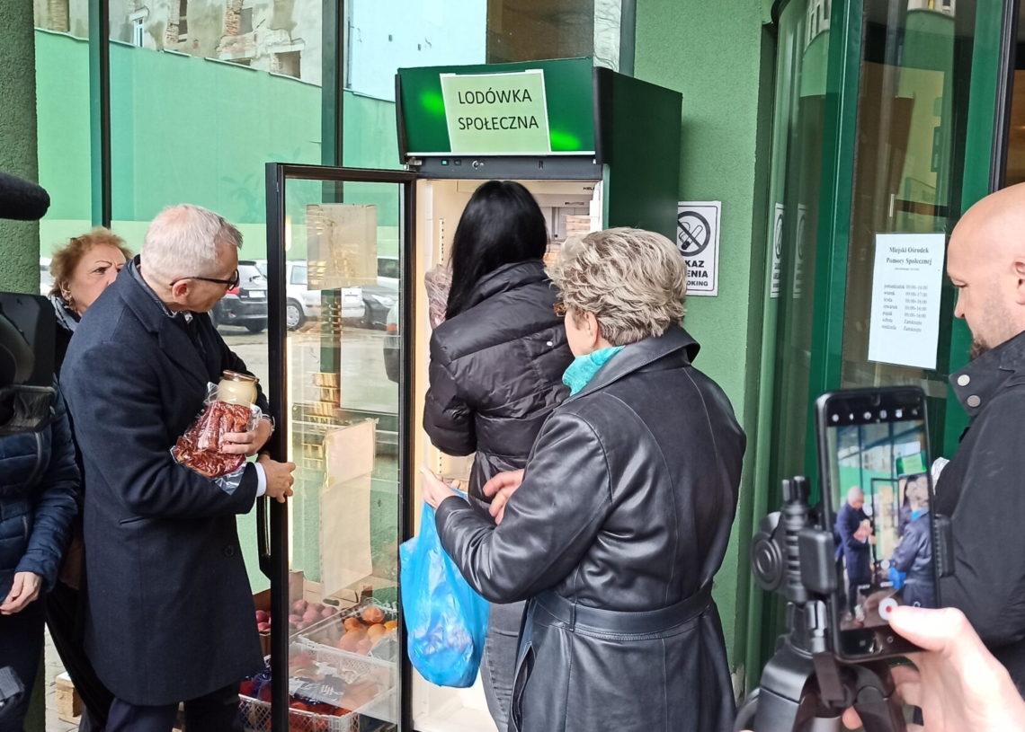 Lodówki społeczne w Łodzi. Nie marnuj żywności, przekaż potrzebującym