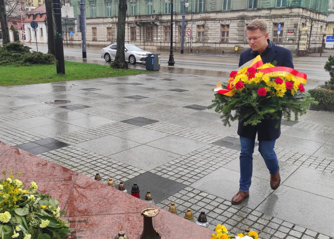 19. rocznica śmierci Jana Pawła II. Władze Łodzi złożyły kwiaty przy pomniku papieża