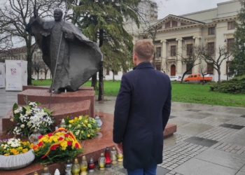 19. rocznica śmierci Jana Pawła II. Władze Łodzi złożyły kwiaty przy pomniku papieża