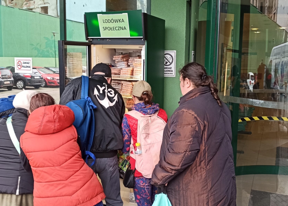 Lodówki społeczne w Łodzi. Nie marnuj żywności, przekaż potrzebującym