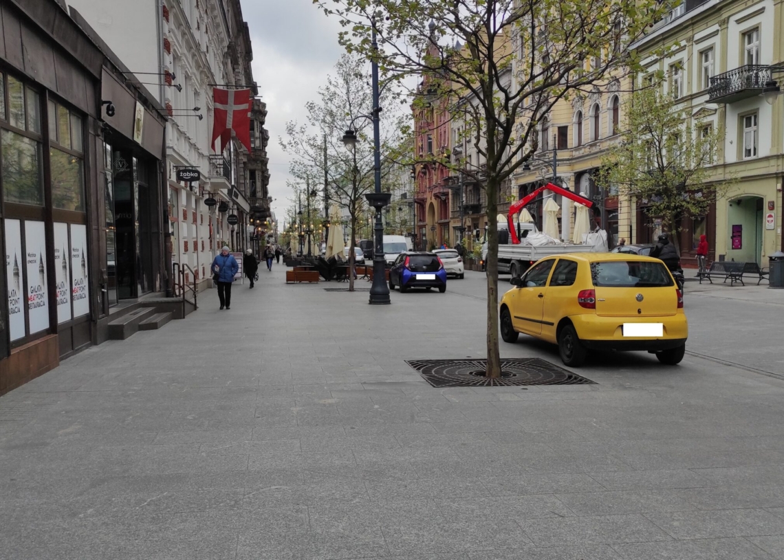 Ulica Piotrkowska wielkim parkingiem