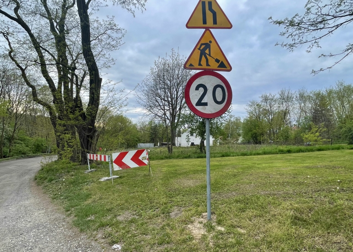 15 kwietnia miał się rozpocząć remont ul. Liściastej. Po drogowcach pozostały tylko znaki i przewrócone barierki