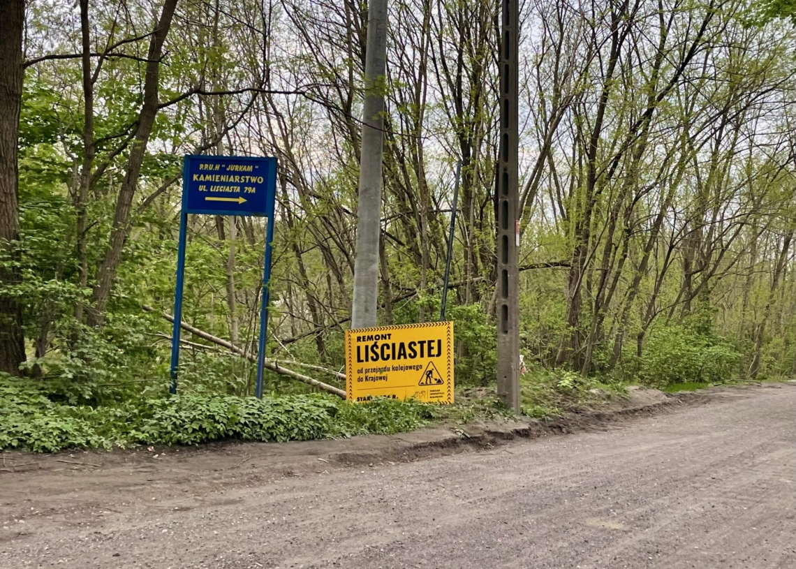 15 kwietnia miał się rozpocząć remont ul. Liściastej. Po drogowcach pozostały tylko znaki i przewrócone barierki