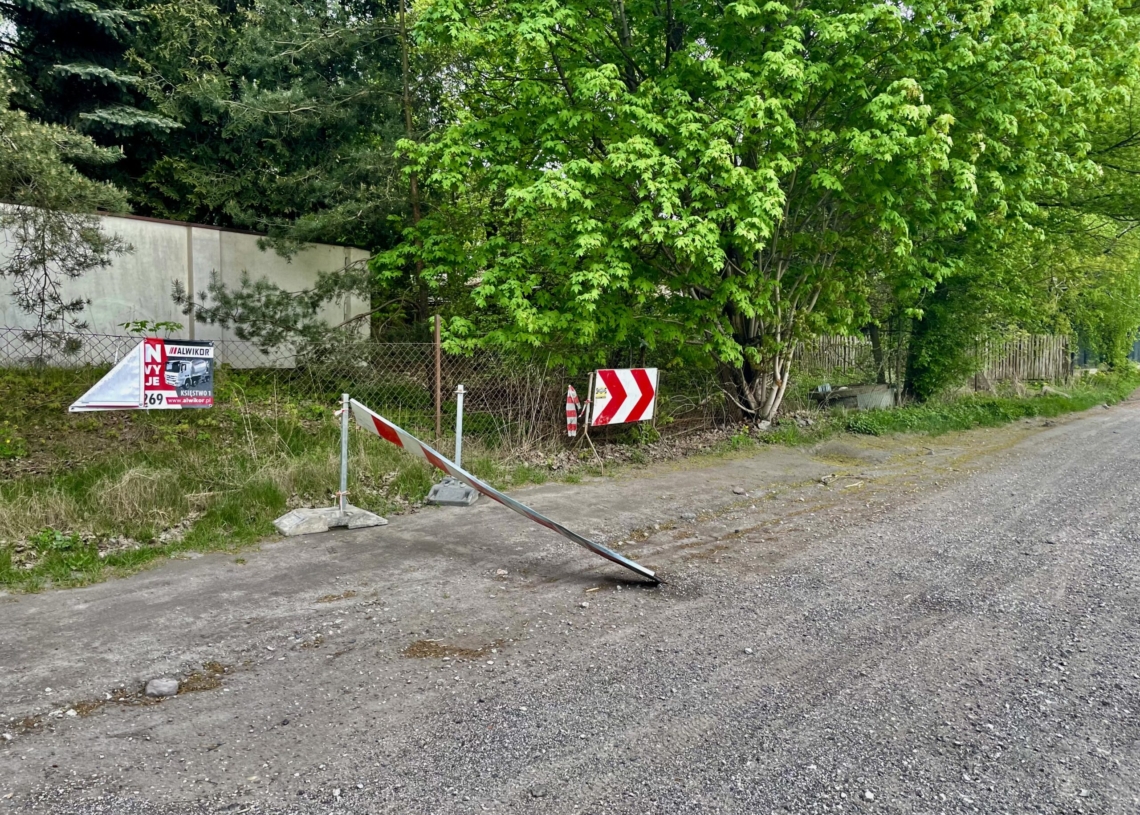 15 kwietnia miał się rozpocząć remont ul. Liściastej. Po drogowcach pozostały tylko znaki i przewrócone barierki