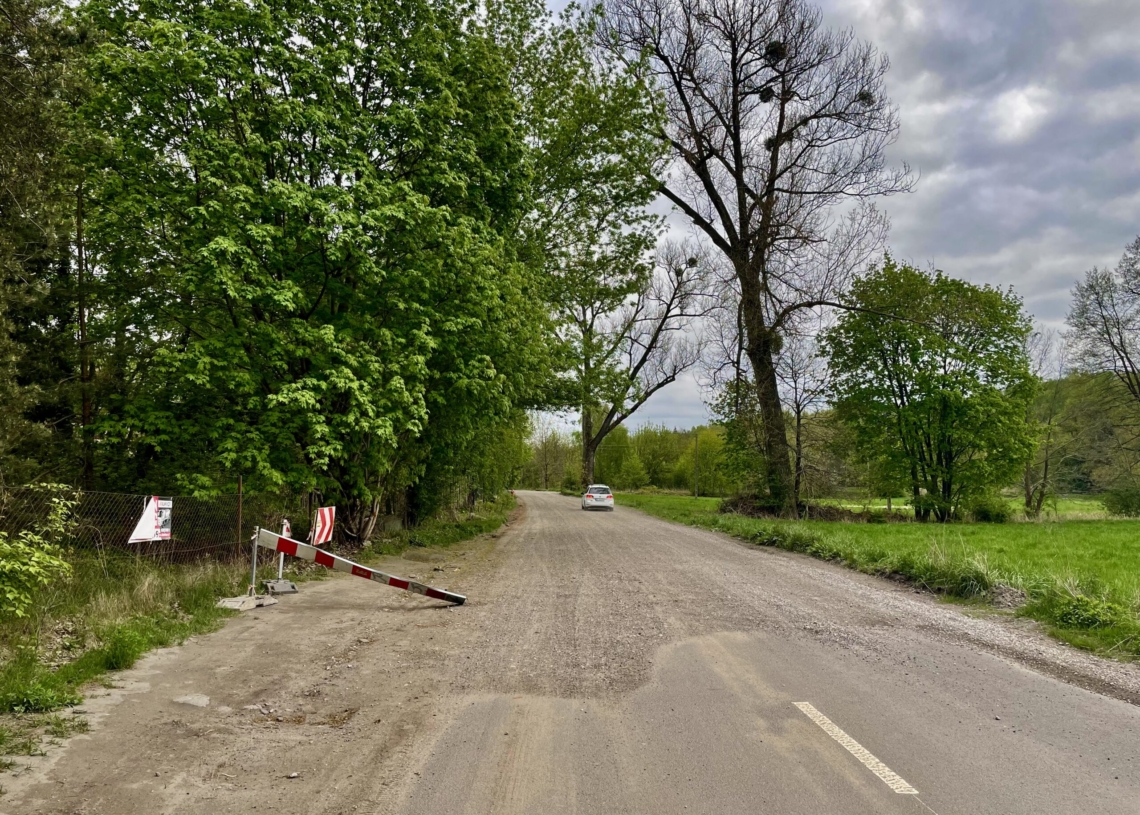 15 kwietnia miał się rozpocząć remont ul. Liściastej. Po drogowcach pozostały tylko znaki i przewrócone barierki