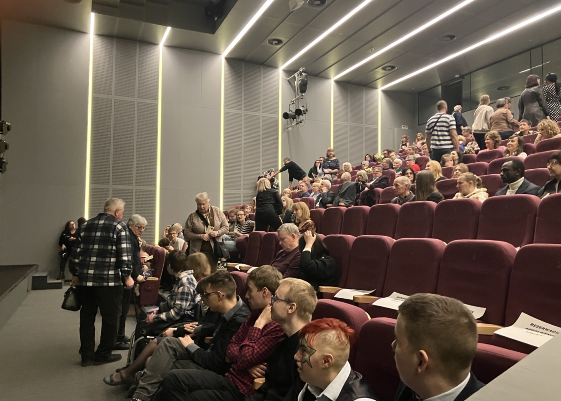 Grupa Teatralna Autentyczni Artyści, tworzona przez dzieci i młodzież ze spektrum autyzmu, wystawiła jubileuszowy spektakl