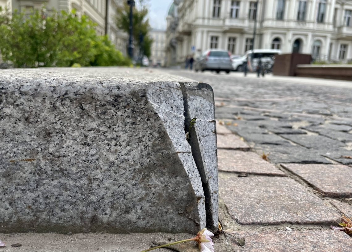 Usunięto usterki z przebudowanej ul. Moniuszki. Dużej różnicy nie widać 1 Na ul. Moniuszki usunięto usterki