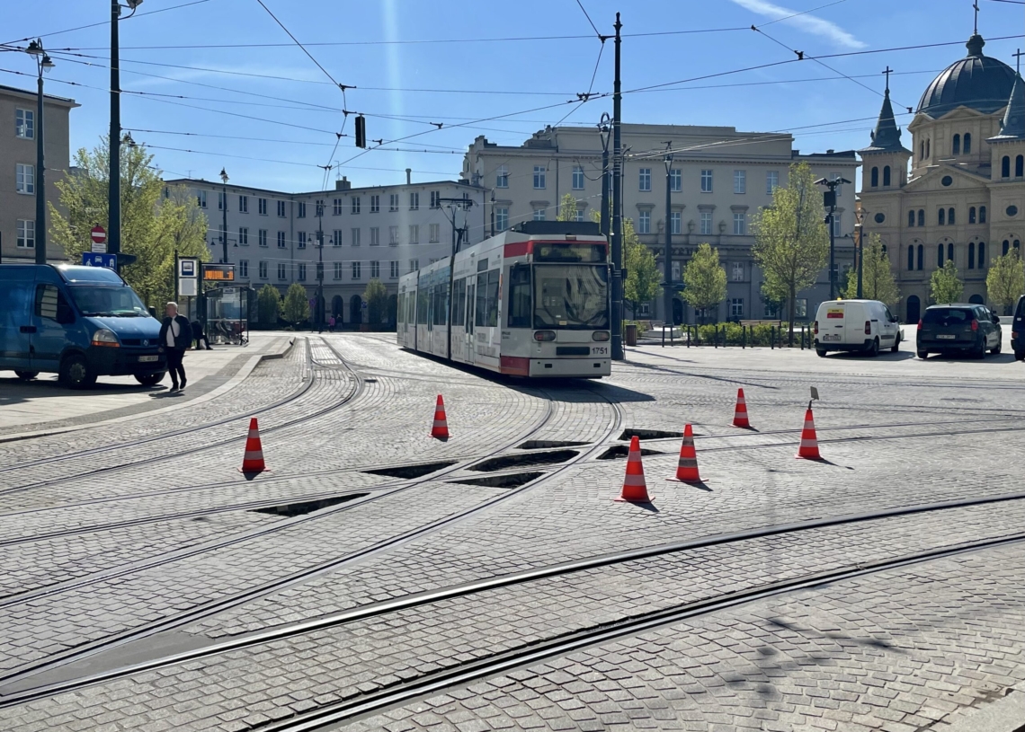 Na pl. Wolności ubywa nowej kostki na jezdni