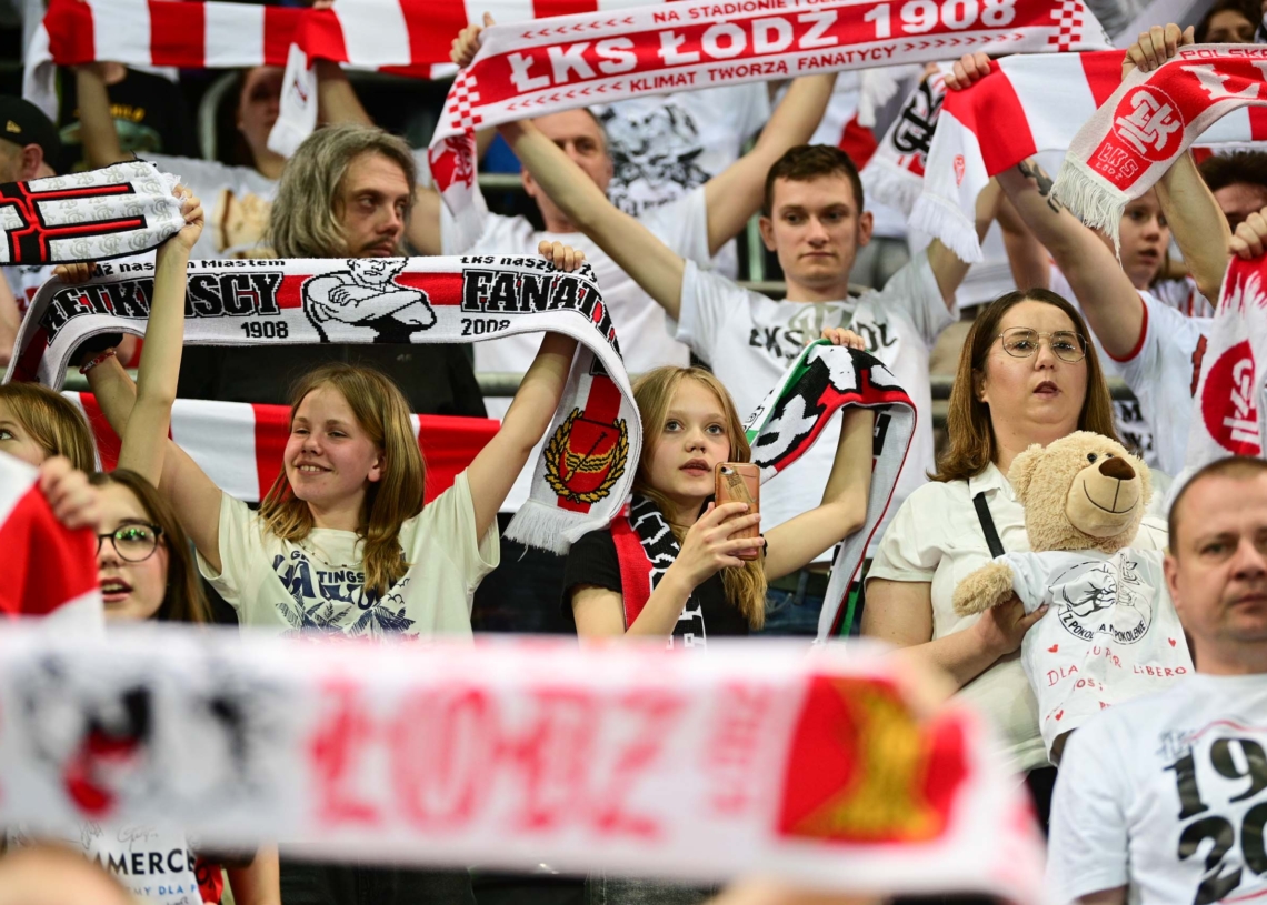 Doping kibiców podczas ostatniego meczu siatkarek ŁKS-u Commercecon Łódź w sezonie 2023/24