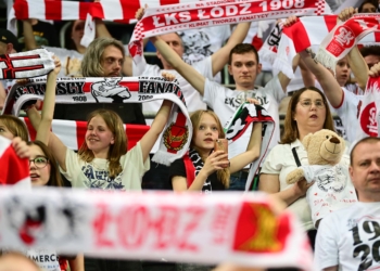 Doping kibiców podczas ostatniego meczu siatkarek ŁKS-u Commercecon Łódź w sezonie 2023/24