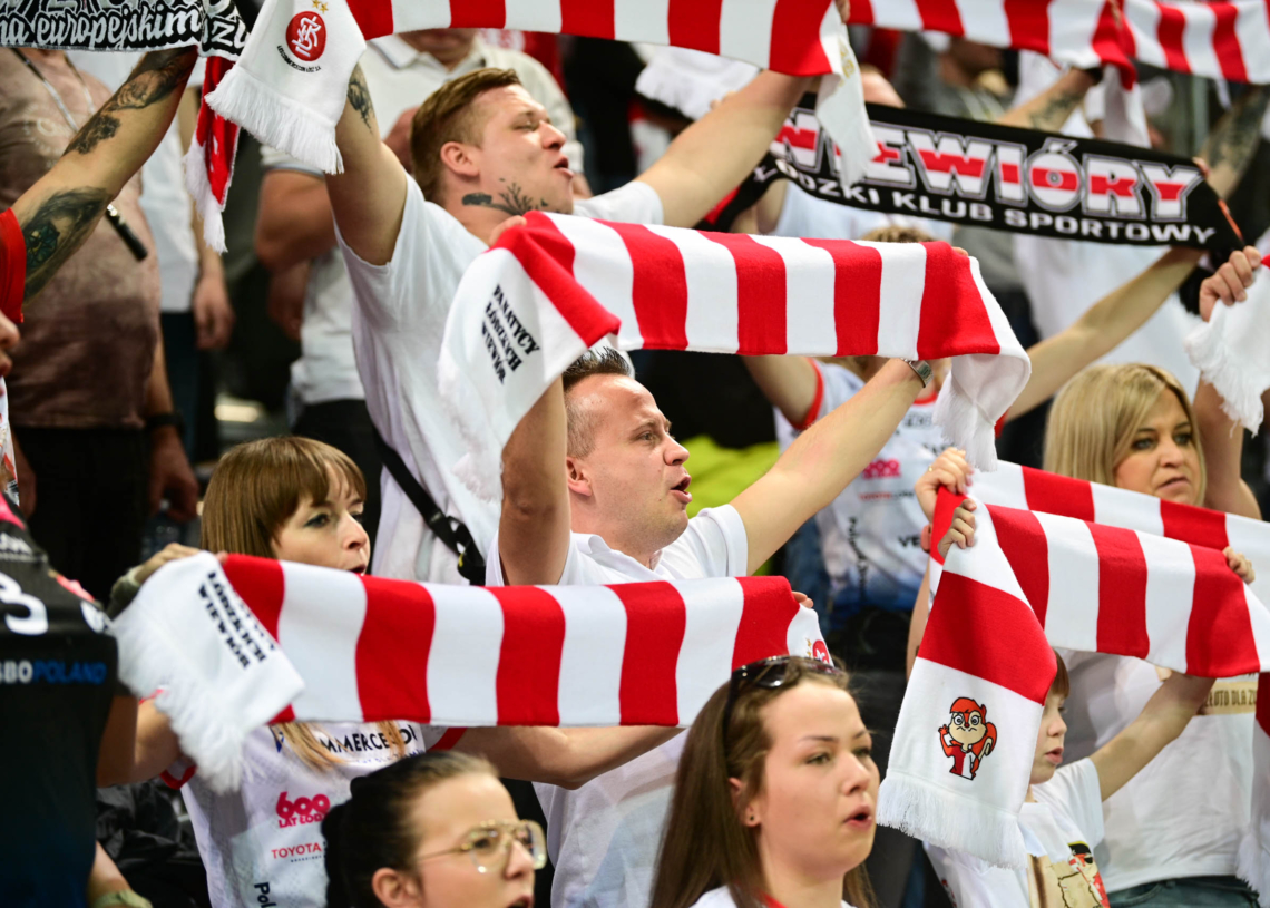 Doping kibiców podczas ostatniego meczu ŁKS-u Commercecon Łódź w sezonie 2023/24