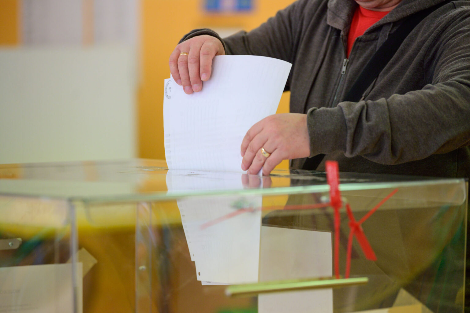 Lodzianie glosuja w wyborach samorzadowych 2024 53