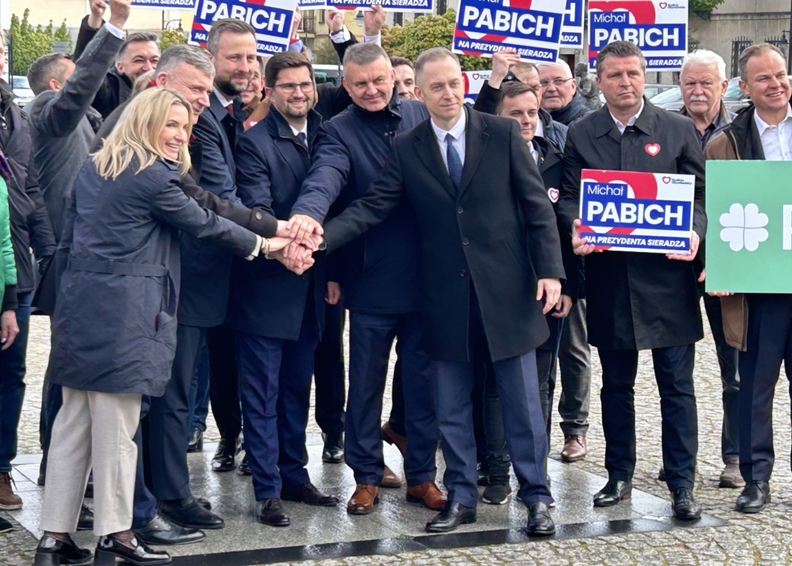 Szef MON w Sieradzu o milionach na rozbudowę jednostki 15 Brygady Wsparcia Dowodzenia i z poparciem dla Michała Pabicha