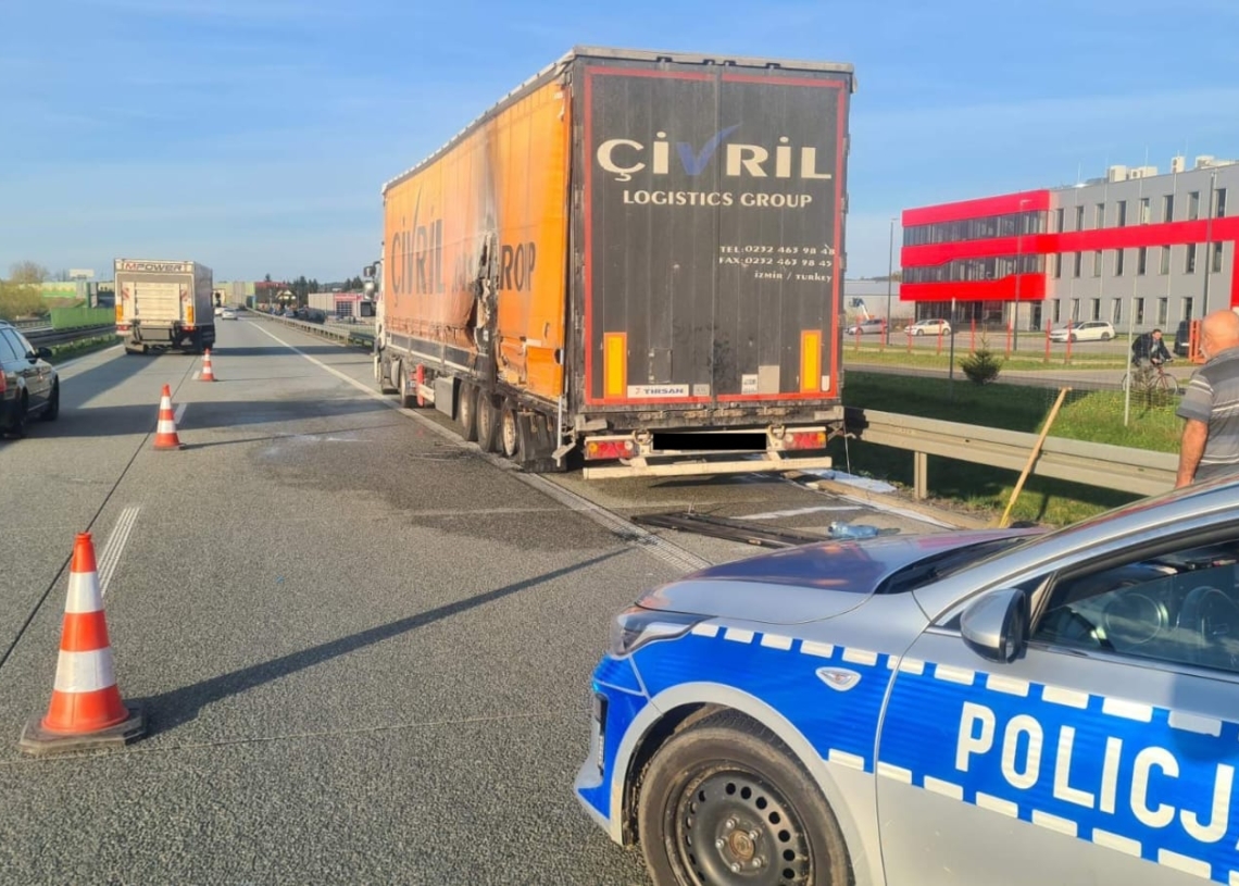 Utrudnienia na S8. Zapaliła się naczepa ciężarówki