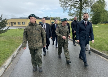Szef MON w Sieradzu o milionach na rozbudowę jednostki 15 Brygady Wsparcia Dowodzenia i z poparciem dla Michała Pabicha