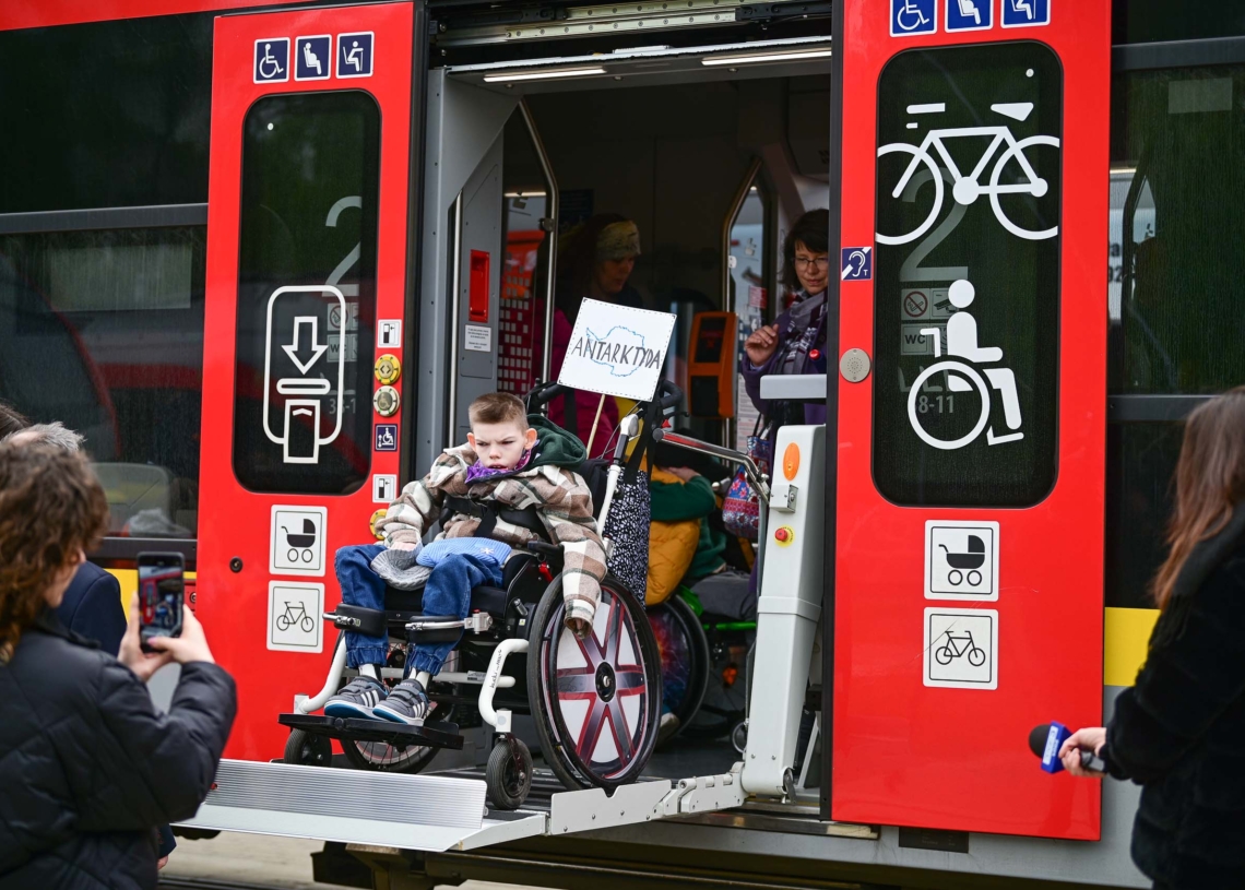 Podopieczni Fundacji Kolorowy Świat podróżowali Łódzką Koleją Aglomeracyjną