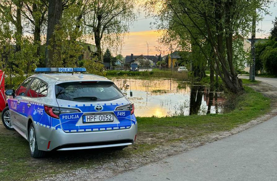 Ciało kobiety w stawie przy ul. Jana III Sobieskiego w Radomsku 1 Radomsko: ciało kobiety w stawie