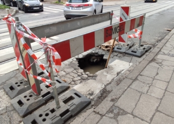 Dziura w jezdni na ul. Franciszkańskiej naprawiona. Tramwaje wróciły na swoje trasy