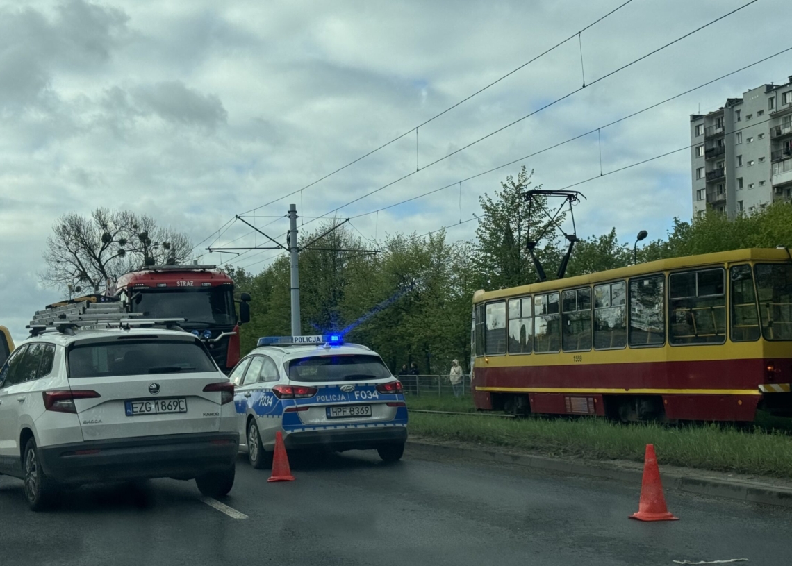 Zatrzymanie ruchu tramwajowego na ul. Zgierskiej w obu kierunkach. Auto utknęło w torowisku, więc 3 linie kursują na Żabieniec